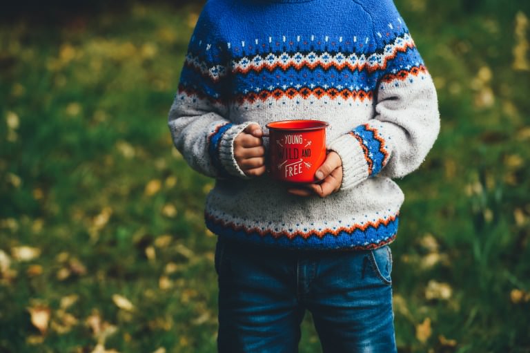 niño con taza de té